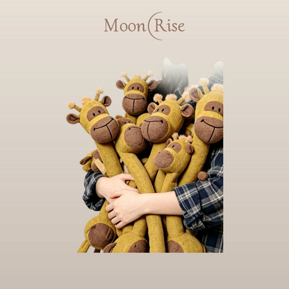 MoonRise 品牌長頸鹿造型絨毛玩具，柔軟耐咬材質，適合狗狗互動玩耍的長脖子設計