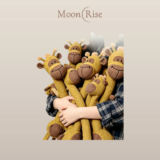 MoonRise 品牌長頸鹿造型絨毛玩具，柔軟耐咬材質，適合狗狗互動玩耍的長脖子設計