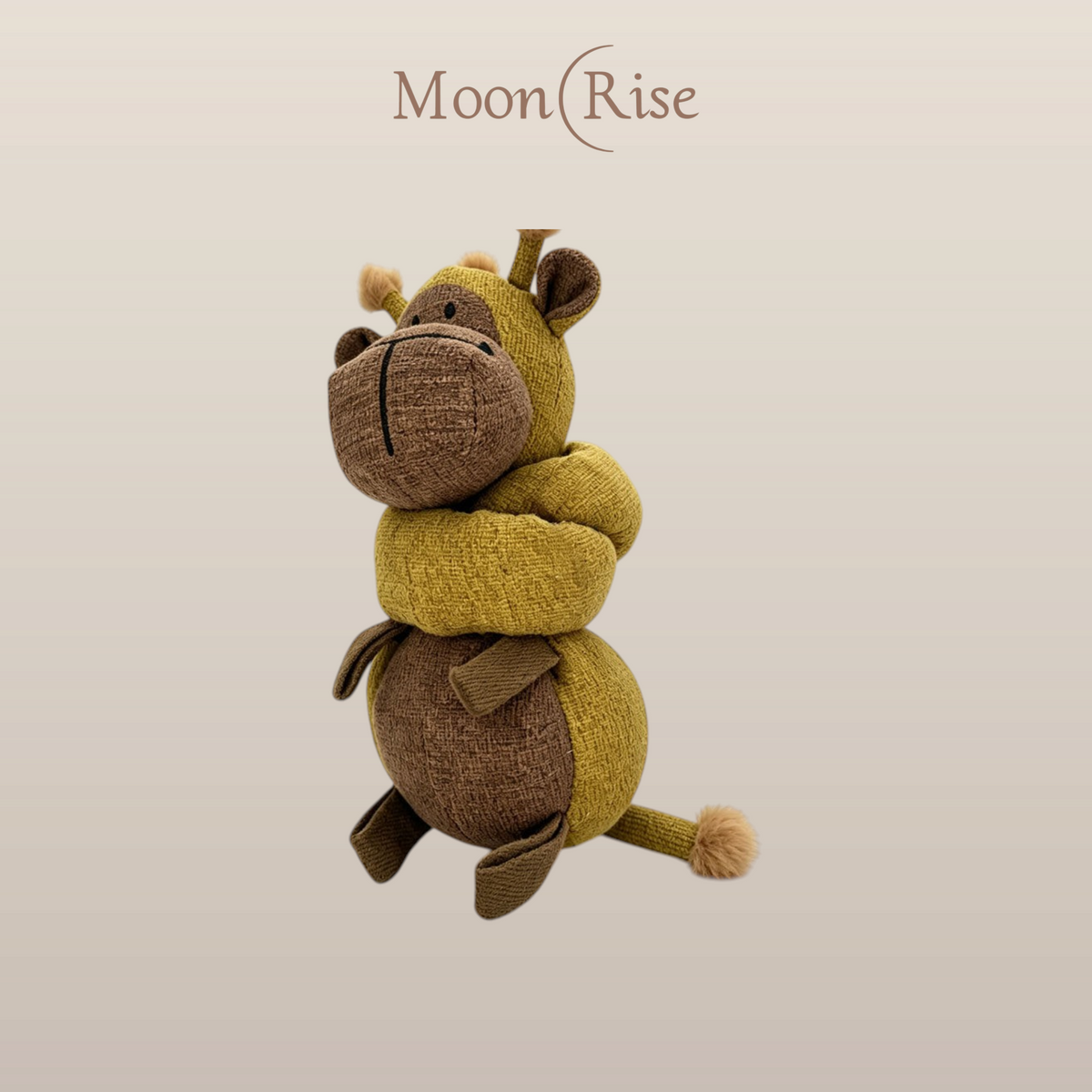 MoonRise 品牌長頸鹿造型絨毛玩具，採用黃褐色與深棕色織物材質，設計可愛且質感細膩。