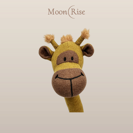 MoonRise 針織長頸鹿玩偶，具有可愛的棕色與黃色調，質感柔軟舒適，適合兒童的毛絨玩具。